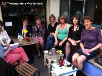 Groepsfoto met bezoeksters op buitenterras